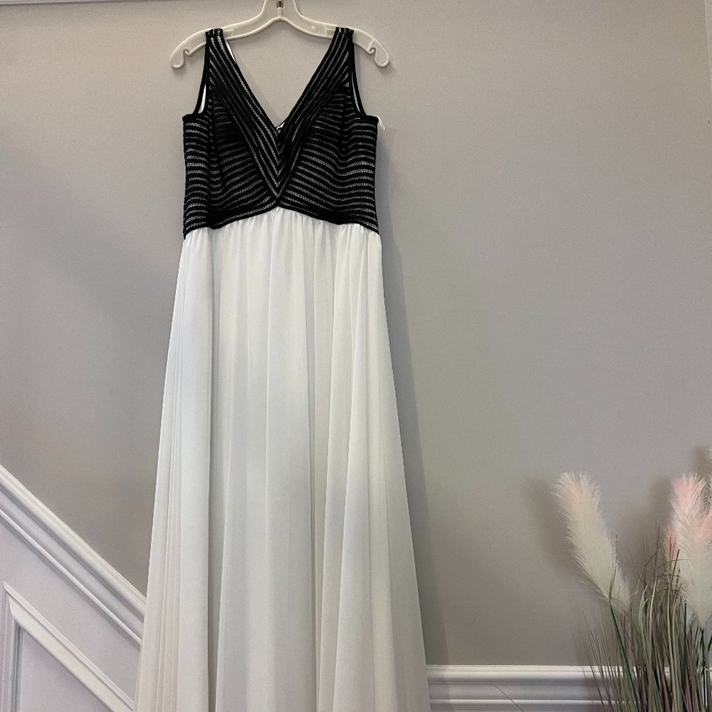 Aidan Mattox Double V-Neck Ribbon-Crochet Gown Size 12